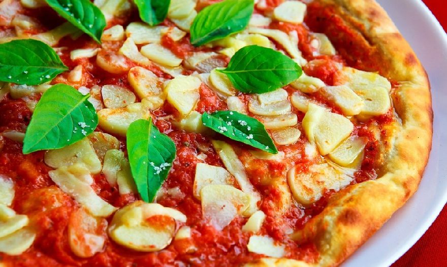 Leckere Steinofen Pizza wie beim Resturant, Pizzeria Rotonda mit traditionellen italienischen Essen in Krefeld.